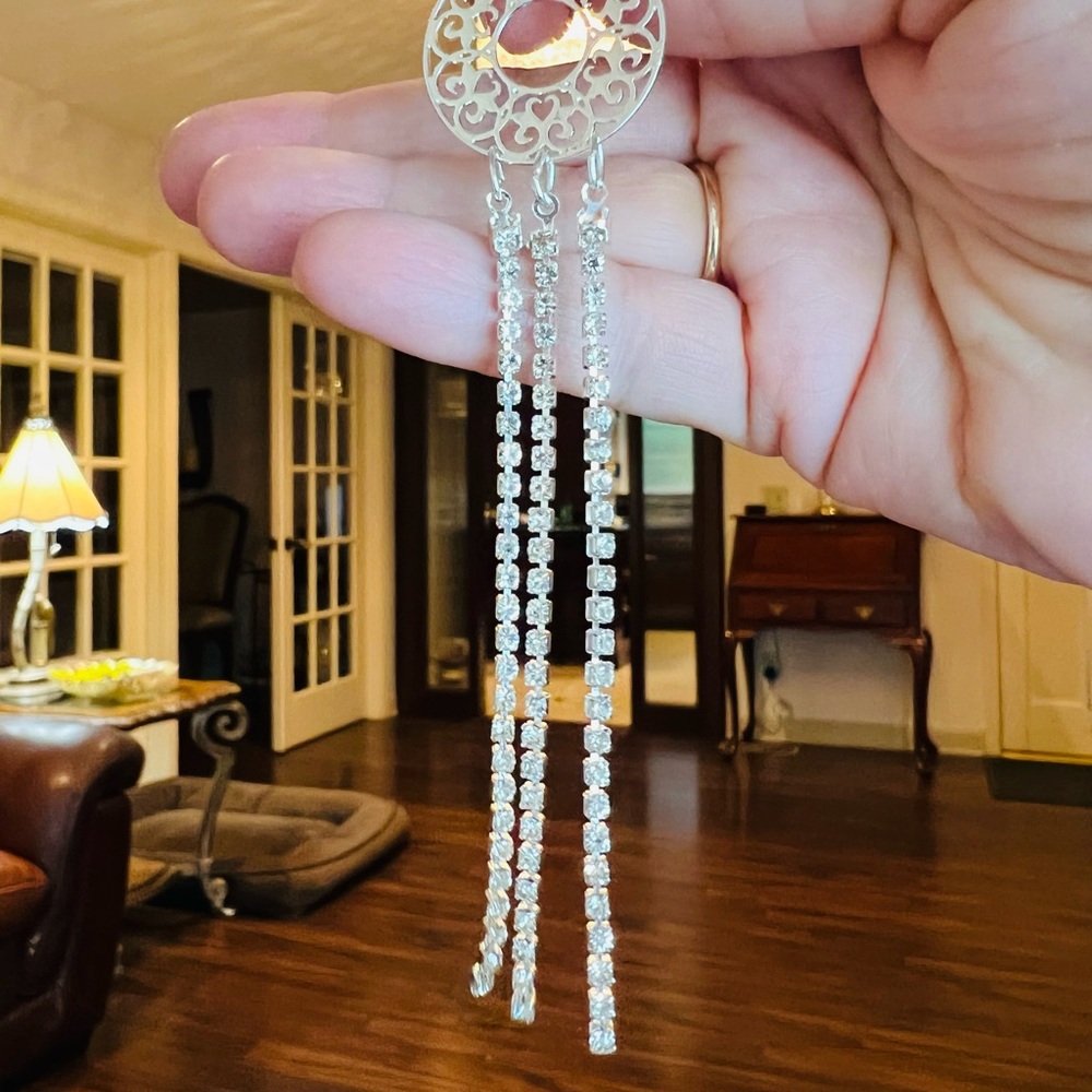 Long cocktail earrings with dangling rhinestone chain and filigree base - Picture 3 of 3